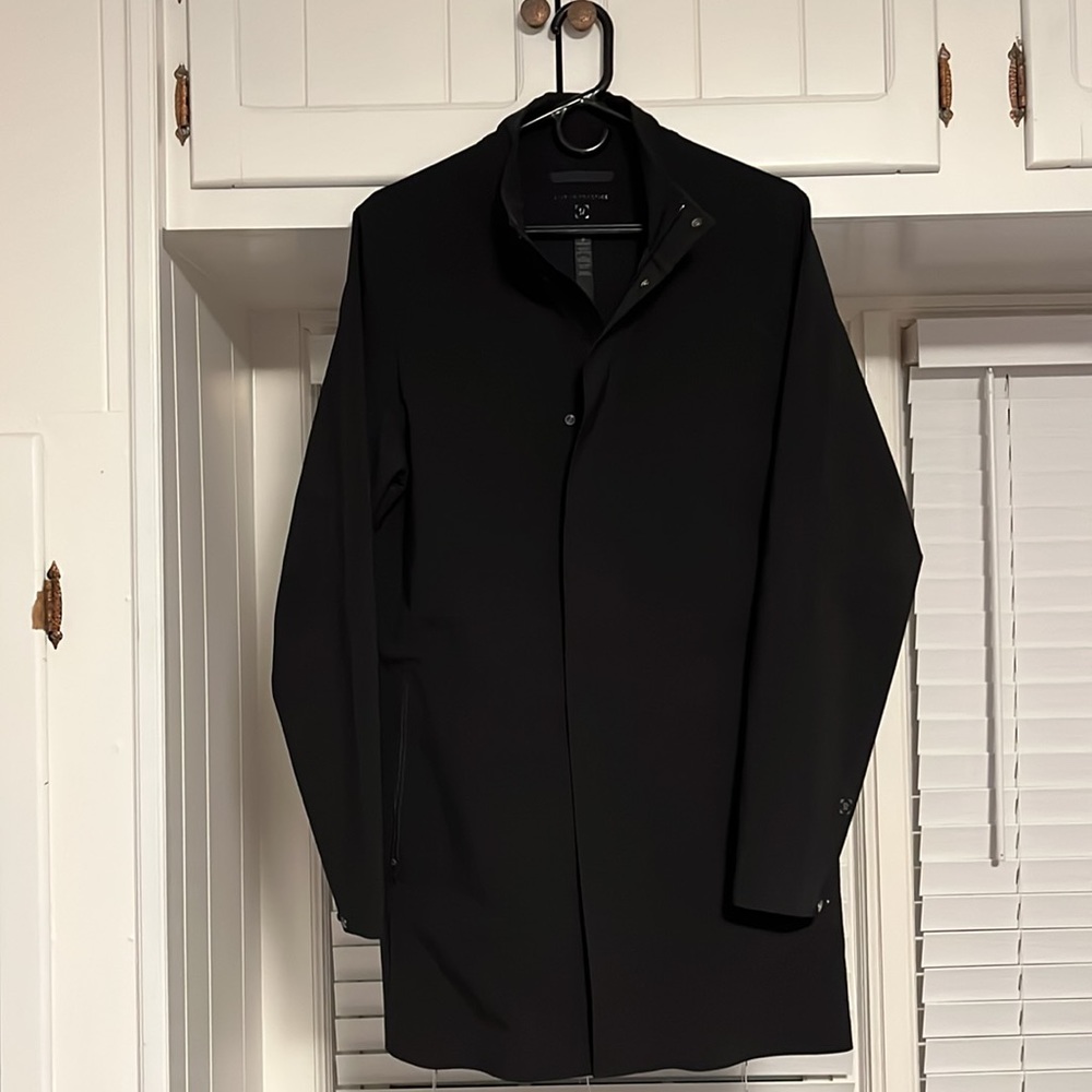 MEN’S BLACK LULULEMON DRIVERS COAT SIZE MEDIUM. PERFECT CONDITION. RARE FIND.
